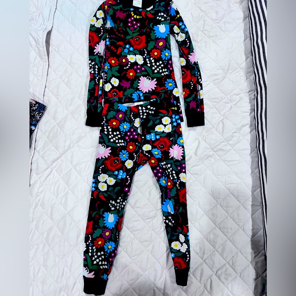 Hanna Andersson Jammies
Girls Size 5
Christmas floral